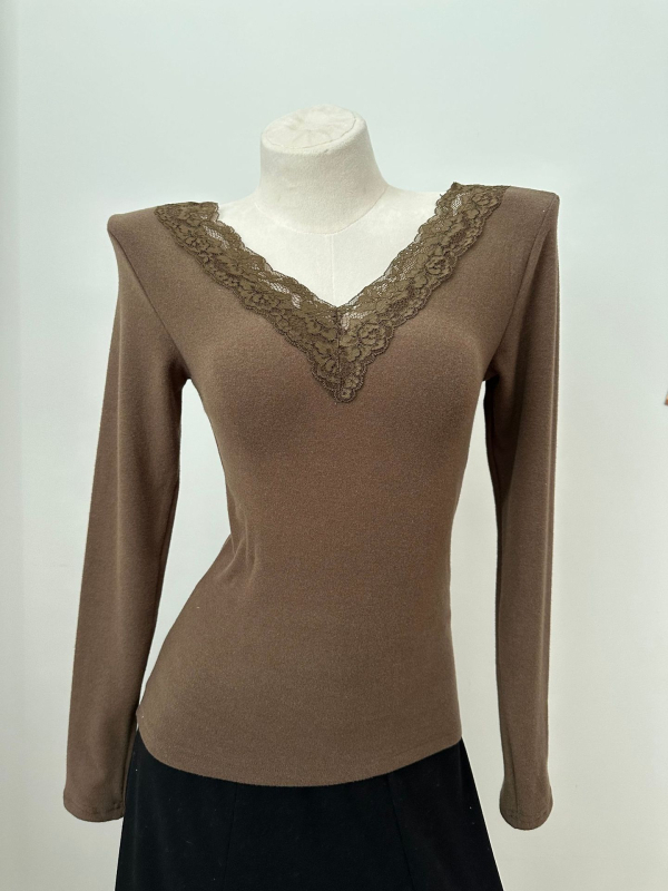 Majica s čipkom i V-izrezom, dugi rukavi, pamuk-viskozna smjesa (30–50% viskoze), uski kroj, jesen-zima