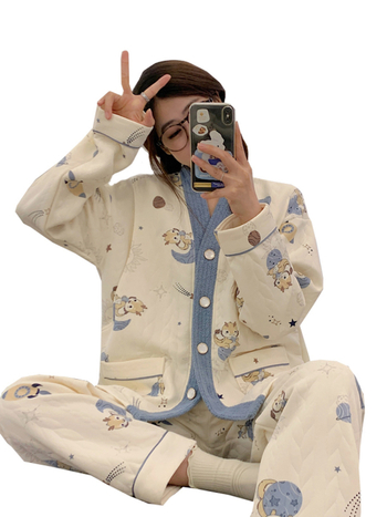 Следродилен комплект за кърмене, дълъг ръкав, памук-полиестерова смес (50-70% памук, 30-50% полиестер); откриване за кърмене, регулируемо; есенно-зимно.