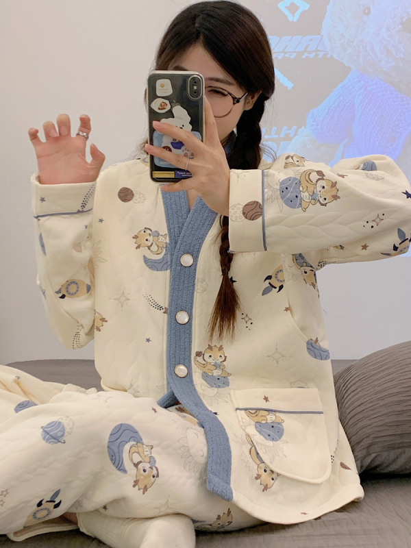 Следродилен комплект за кърмене, дълъг ръкав, памук-полиестерова смес (50-70% памук, 30-50% полиестер); откриване за кърмене, регулируемо; есенно-зимно.