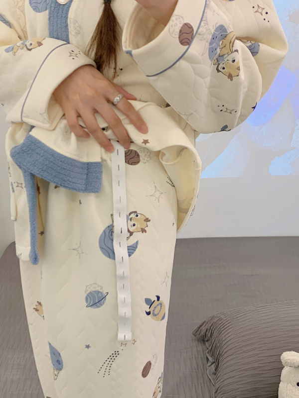 Следродилен комплект за кърмене, дълъг ръкав, памук-полиестерова смес (50-70% памук, 30-50% полиестер); откриване за кърмене, регулируемо; есенно-зимно.