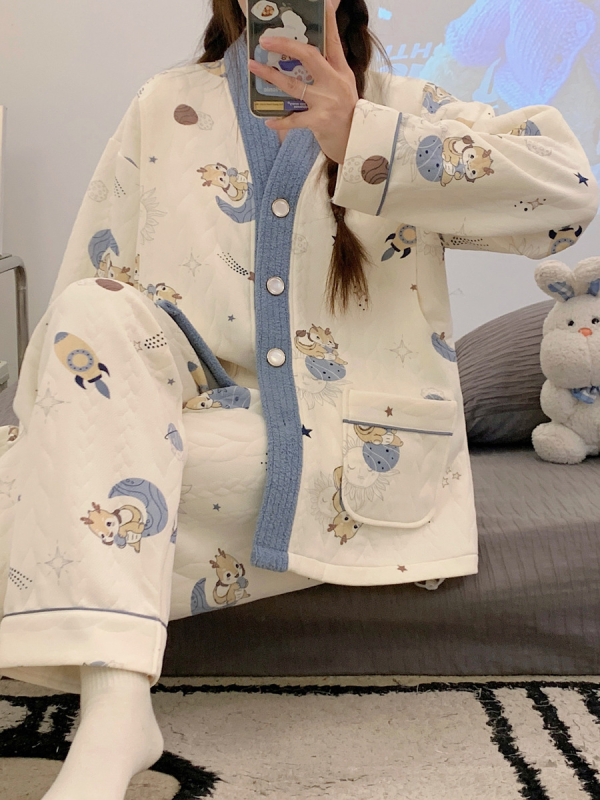 Следродилен комплект за кърмене, дълъг ръкав, памук-полиестерова смес (50-70% памук, 30-50% полиестер); откриване за кърмене, регулируемо; есенно-зимно.