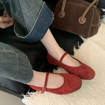 Baletanke u korejskom stilu, zaobljena špička, gornji dio od semiša, niski pet 1–3 cm, protuklizna gumena potplata