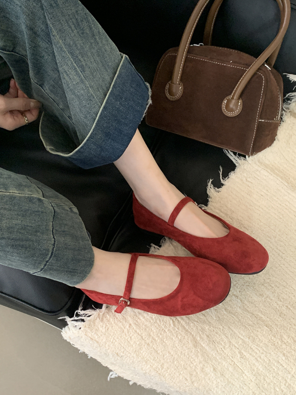 Baletanke u korejskom stilu, zaobljena špička, gornji dio od semiša, niski pet 1–3 cm, protuklizna gumena potplata