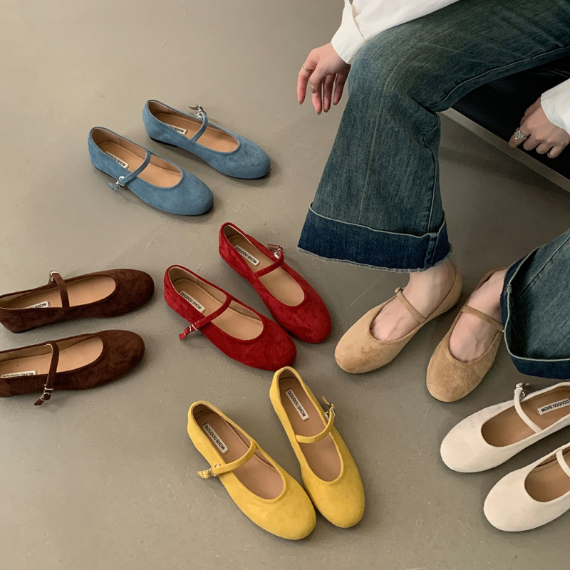 Baletanke u korejskom stilu, zaobljena špička, gornji dio od semiša, niski pet 1–3 cm, protuklizna gumena potplata