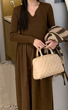 Rochie maternitate tricotată cu decolteu în V, mâneci lungi, tricot din bumbac 30–50%, lungime medie, croială în stil zână, stil street fashion