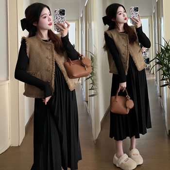 Costum maternitate de toamnă din două piese: vestă tricotată cu ciucuri și cardigan, rochie midi plisată, amestec bumbac-poliester, mâneci lungi, culoare unică