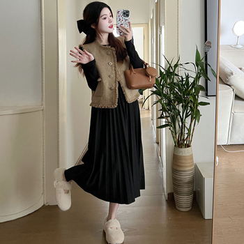 Costum maternitate de toamnă din două piese: vestă tricotată cu ciucuri și cardigan, rochie midi plisată, amestec bumbac-poliester, mâneci lungi, culoare unică