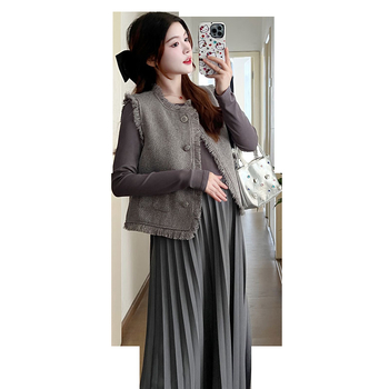 Costum maternitate de toamnă din două piese: vestă tricotată cu ciucuri și cardigan, rochie midi plisată, amestec bumbac-poliester, mâneci lungi, culoare unică