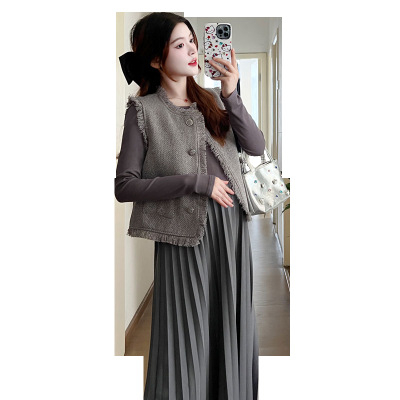 Costum maternitate de toamnă din două piese: vestă tricotată cu ciucuri și cardigan, rochie midi plisată, amestec bumbac-poliester, mâneci lungi, culoare unică