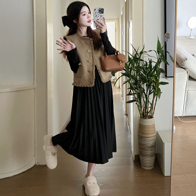 Costum maternitate de toamnă din două piese: vestă tricotată cu ciucuri și cardigan, rochie midi plisată, amestec bumbac-poliester, mâneci lungi, culoare unică