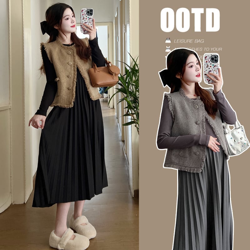 Costum maternitate de toamnă din două piese: vestă tricotată cu ciucuri și cardigan, rochie midi plisată, amestec bumbac-poliester, mâneci lungi, culoare unică