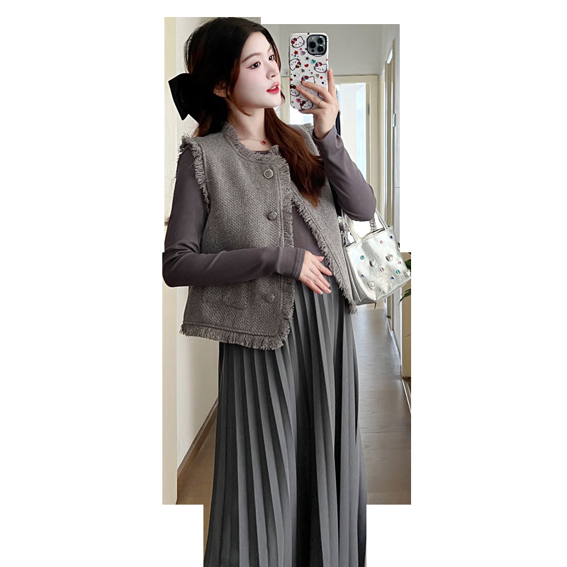 Costum maternitate de toamnă din două piese: vestă tricotată cu ciucuri și cardigan, rochie midi plisată, amestec bumbac-poliester, mâneci lungi, culoare unică
