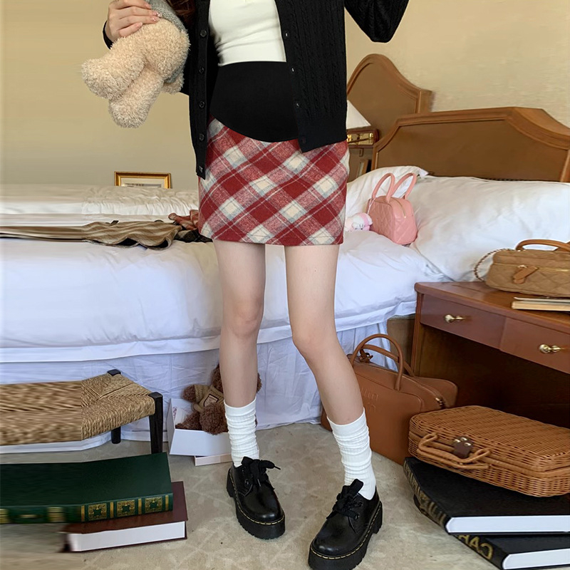Suknja od vunenog materijala s kariranim uzorkom, kratka, nesimetrični rub, ulični hipster stil
