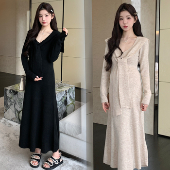 Средна дължина рокля за бременни с V-образно деколте, дълги ръкави, едноцветна, смес акрил и еластан (70–80% акрил, под 30% еластан), Зимна колекция 2025