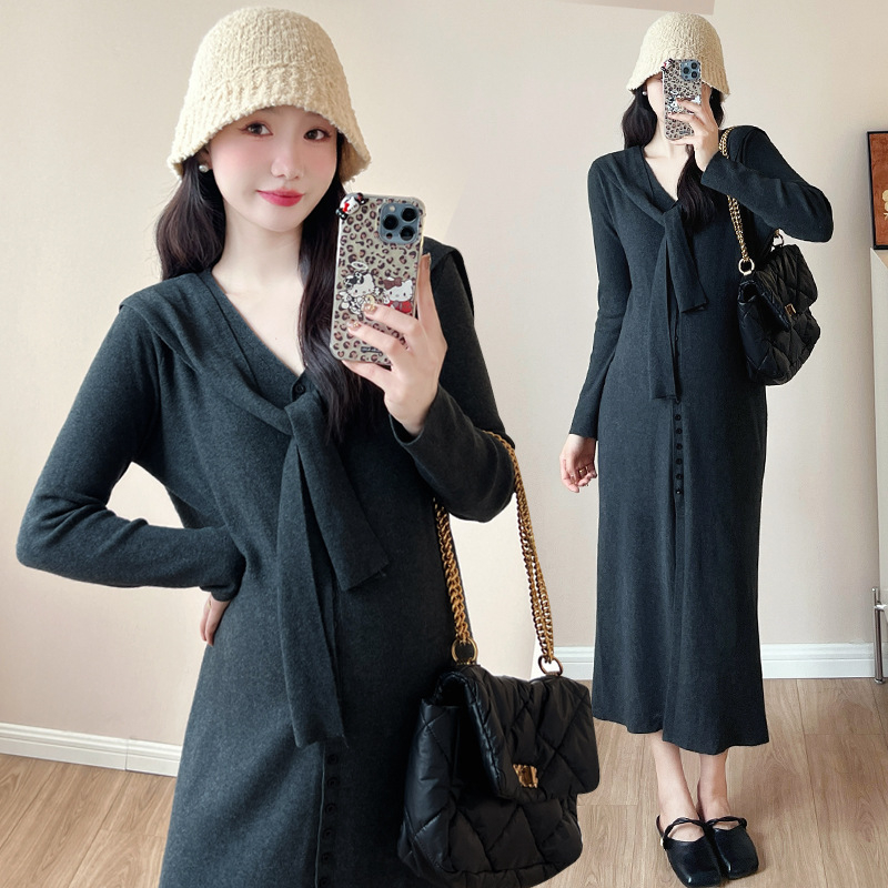 Есенна плетена рокля 2024 г. с V-образно деколте, дълги ръкави и А-линия, средна дължина.