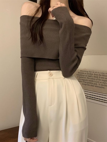 Pulover tricotat pentru femei cu decolteu off-shoulder – mâneci lungi, poliester 95%+, lungime 50–65 cm