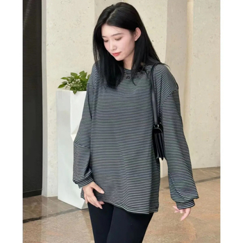 Mama ruházat csíkos kötött felső, kerek nyakú, hosszú ujjú, laza szabás, közepes hosszúságú 65-80 cm, regenerált cellulóz rost 50-70% és akril <30%