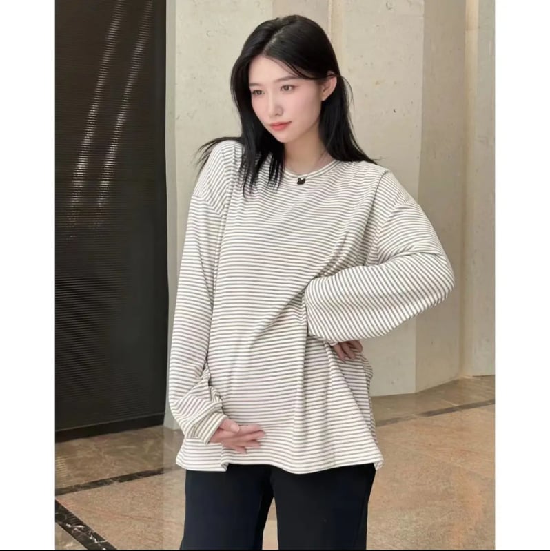 Mama ruházat csíkos kötött felső, kerek nyakú, hosszú ujjú, laza szabás, közepes hosszúságú 65-80 cm, regenerált cellulóz rost 50-70% és akril <30%