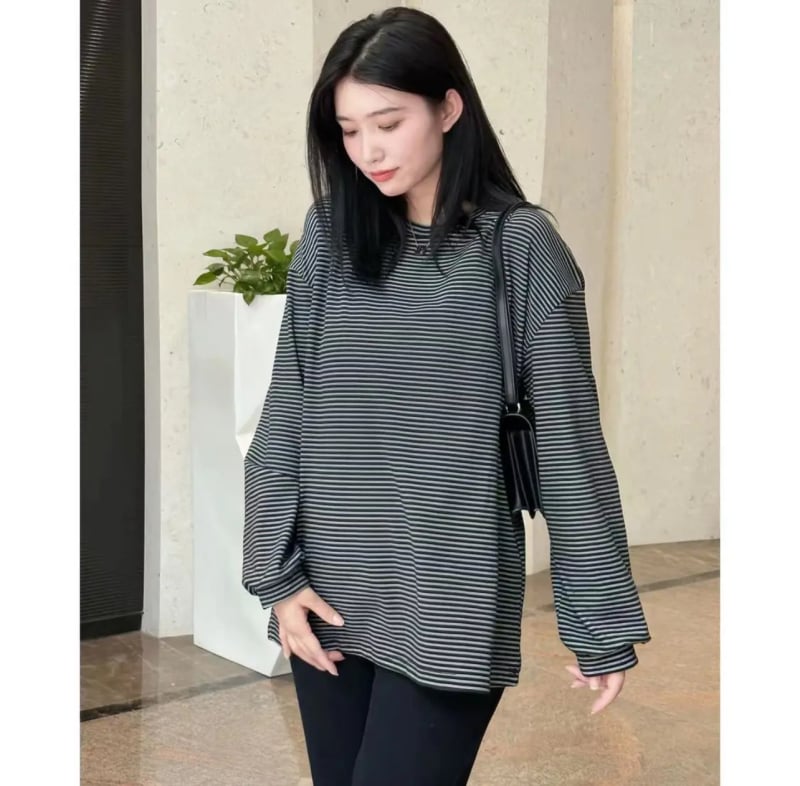 Mama ruházat csíkos kötött felső, kerek nyakú, hosszú ujjú, laza szabás, közepes hosszúságú 65-80 cm, regenerált cellulóz rost 50-70% és akril <30%