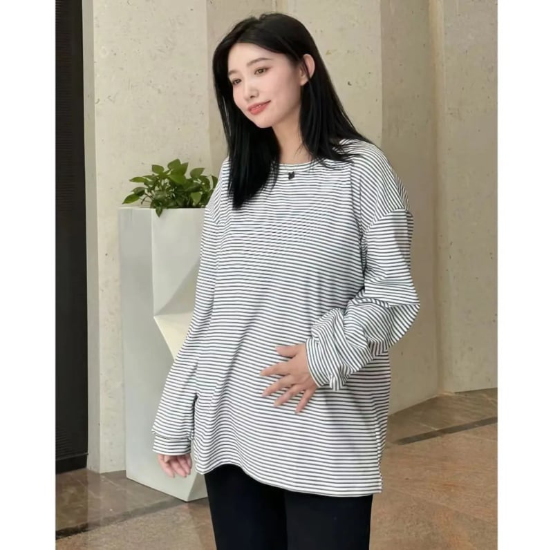 Mama ruházat csíkos kötött felső, kerek nyakú, hosszú ujjú, laza szabás, közepes hosszúságú 65-80 cm, regenerált cellulóz rost 50-70% és akril <30%