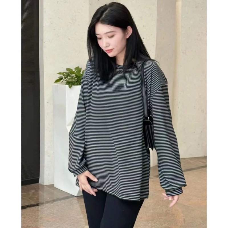 Mama ruházat csíkos kötött felső, kerek nyakú, hosszú ujjú, laza szabás, közepes hosszúságú 65-80 cm, regenerált cellulóz rost 50-70% és akril <30%