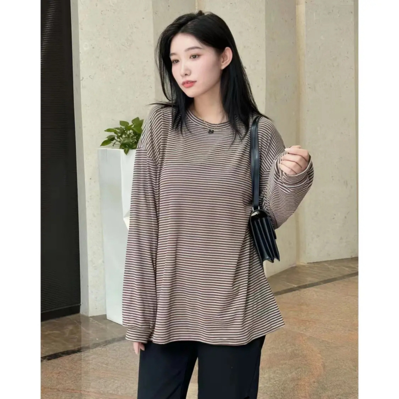 Mama ruházat csíkos kötött felső, kerek nyakú, hosszú ujjú, laza szabás, közepes hosszúságú 65-80 cm, regenerált cellulóz rost 50-70% és akril <30%