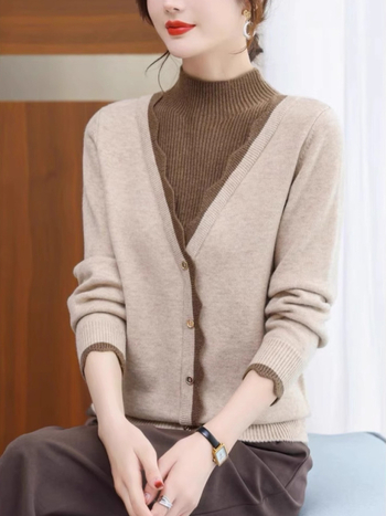 Kafu Love adītais džemperis ar pussaugstu kaklu, mākslīgs divdaļīgs dizains, iekšējā flīss oderes, brīvs piegriezums, ziemas 2023