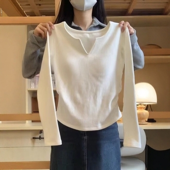 Női pamut slim-fit hosszú ujjú póló, V-nyakú