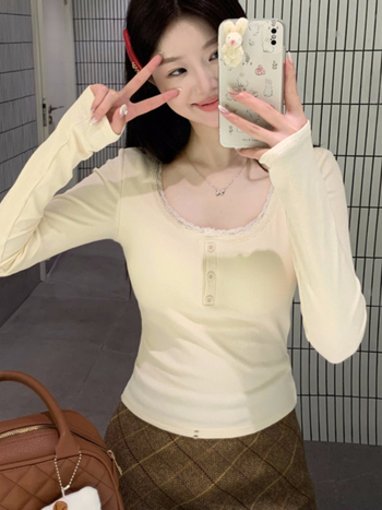 Női bázis felső pamutból, 90–95% pamut és legfeljebb 30% spandex, négyszögletes gallér, hosszú ujjú, normál hosszúságú