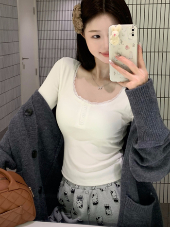 Női bázis felső pamutból, 90–95% pamut és legfeljebb 30% spandex, négyszögletes gallér, hosszú ujjú, normál hosszúságú