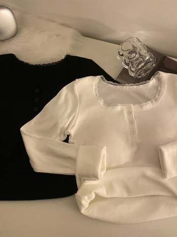 Női bázis felső pamutból, 90–95% pamut és legfeljebb 30% spandex, négyszögletes gallér, hosszú ujjú, normál hosszúságú