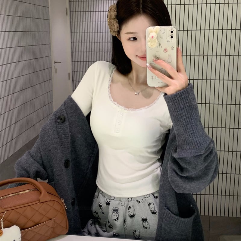 Női bázis felső pamutból, 90–95% pamut és legfeljebb 30% spandex, négyszögletes gallér, hosszú ujjú, normál hosszúságú