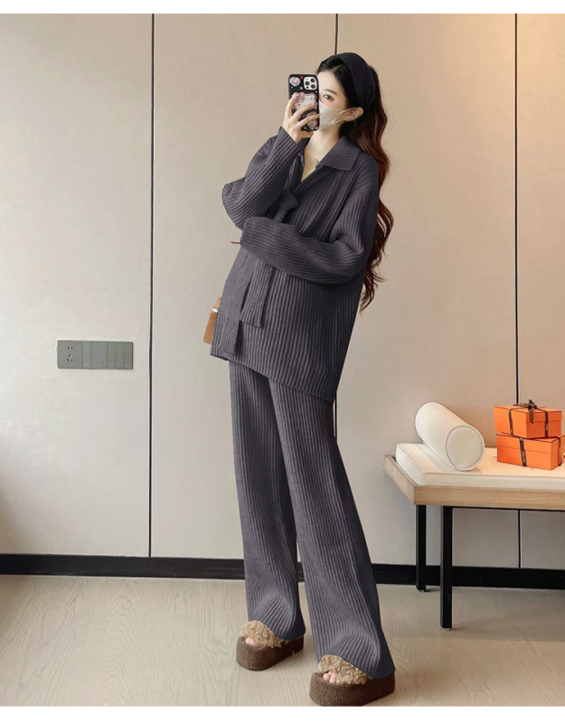 Őszi-téli kismama szett, koreai stílusú kötött; két részes: felső és nadrág; akril anyag; fő anyag összetétel 70–80%; nincs szoptatási nyílás