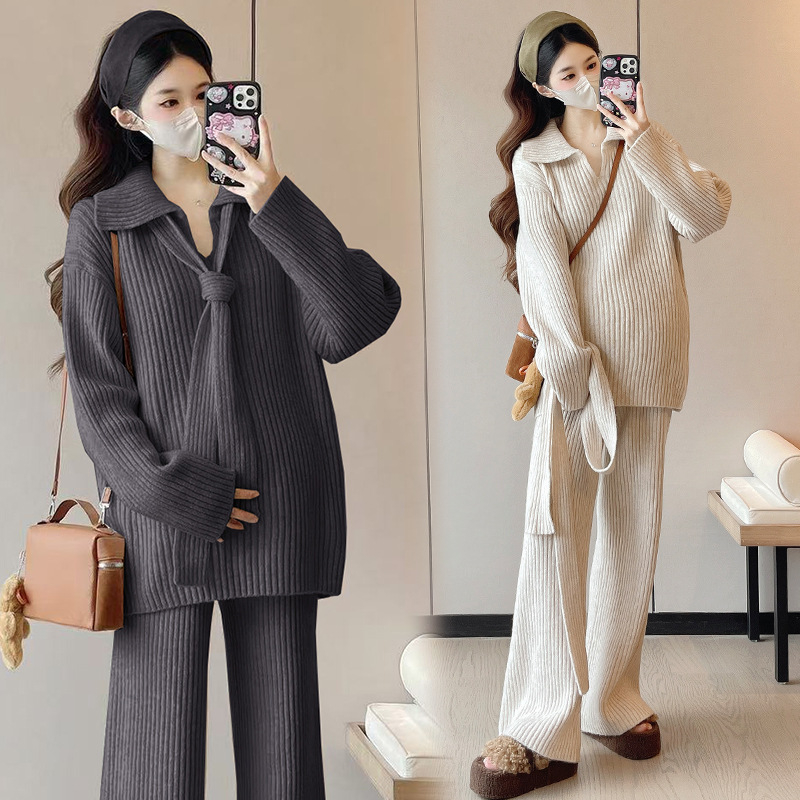 Őszi-téli kismama szett, koreai stílusú kötött; két részes: felső és nadrág; akril anyag; fő anyag összetétel 70–80%; nincs szoptatási nyílás