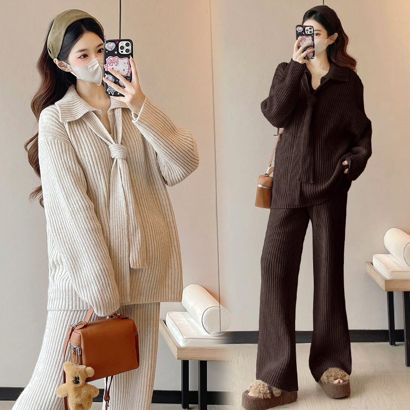 Őszi-téli kismama szett, koreai stílusú kötött; két részes: felső és nadrág; akril anyag; fő anyag összetétel 70–80%; nincs szoptatási nyílás