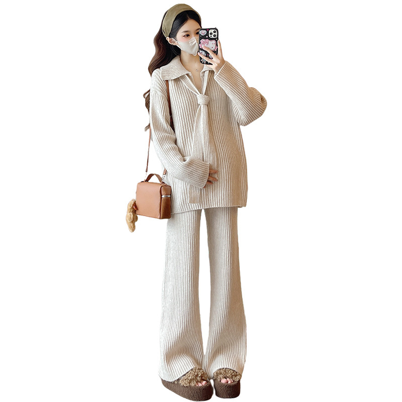 Őszi-téli kismama szett, koreai stílusú kötött; két részes: felső és nadrág; akril anyag; fő anyag összetétel 70–80%; nincs szoptatási nyílás