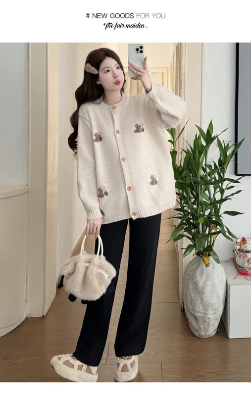 Anyasági készlet: kötött pulóver-jacka nyuszis mintával és húzózsinóros széles lábú nadrág, 50–70% akril, tél 2025, japán-koreai lazító stílus