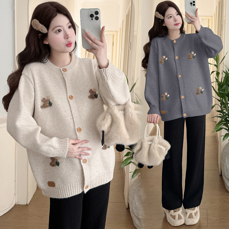 Anyasági készlet: kötött pulóver-jacka nyuszis mintával és húzózsinóros széles lábú nadrág, 50–70% akril, tél 2025, japán-koreai lazító stílus