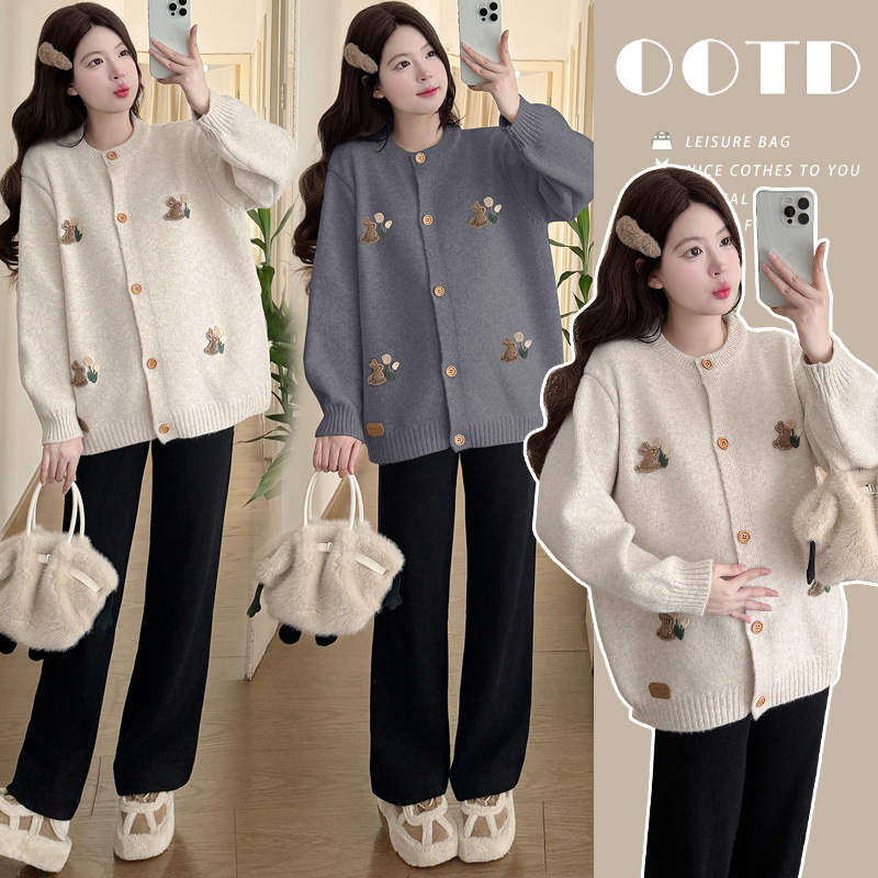 Anyasági készlet: kötött pulóver-jacka nyuszis mintával és húzózsinóros széles lábú nadrág, 50–70% akril, tél 2025, japán-koreai lazító stílus
