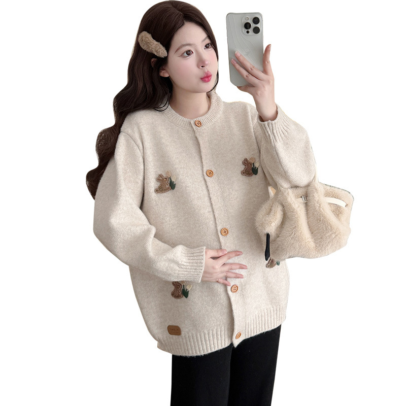 Anyasági készlet: kötött pulóver-jacka nyuszis mintával és húzózsinóros széles lábú nadrág, 50–70% akril, tél 2025, japán-koreai lazító stílus