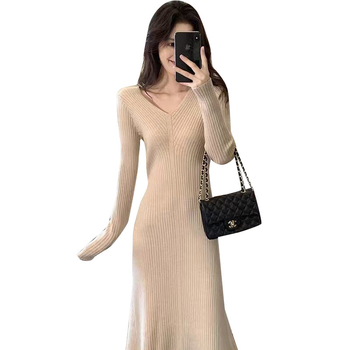 Бременна трикотажна рокля с V-образно деколте, 3/4 ръкав, средна дължина, полиестер 80–90%