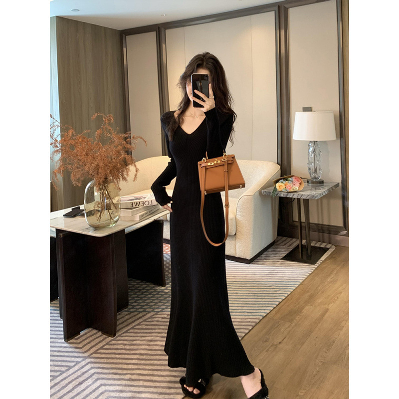 Бременна трикотажна рокля с V-образно деколте, 3/4 ръкав, средна дължина, полиестер 80–90%