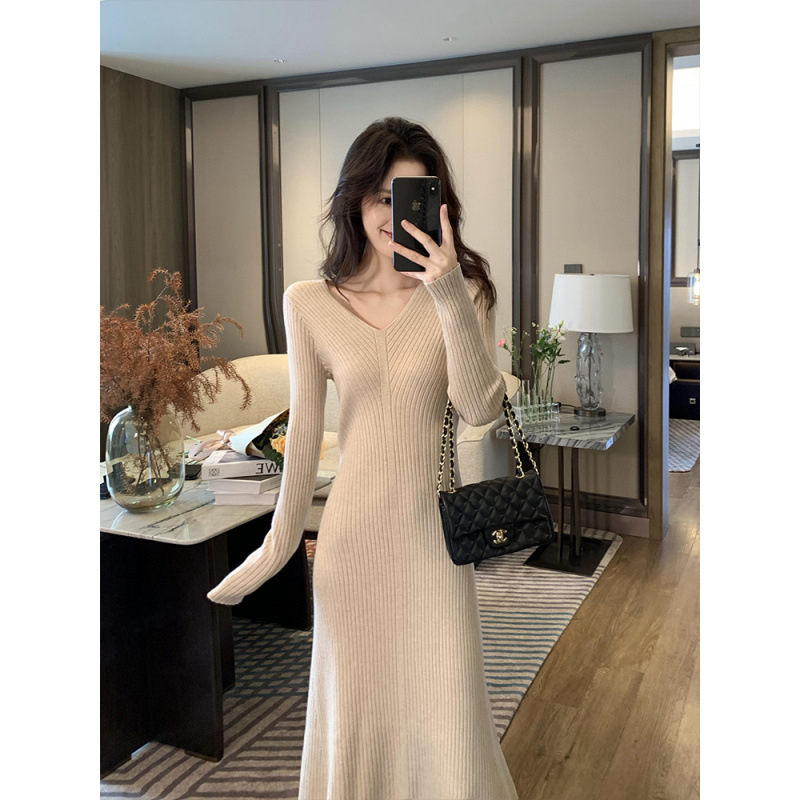 Бременна трикотажна рокля с V-образно деколте, 3/4 ръкав, средна дължина, полиестер 80–90%