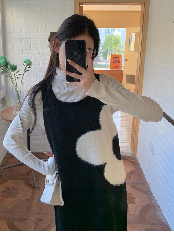 Бременна плетена рокля с горна част с висока яка и пола‑жилетка, миди дължина, полиестер 30–50%