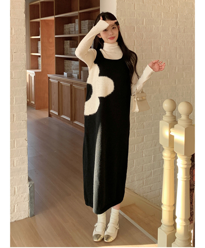 Бременна плетена рокля с горна част с висока яка и пола‑жилетка, миди дължина, полиестер 30–50%