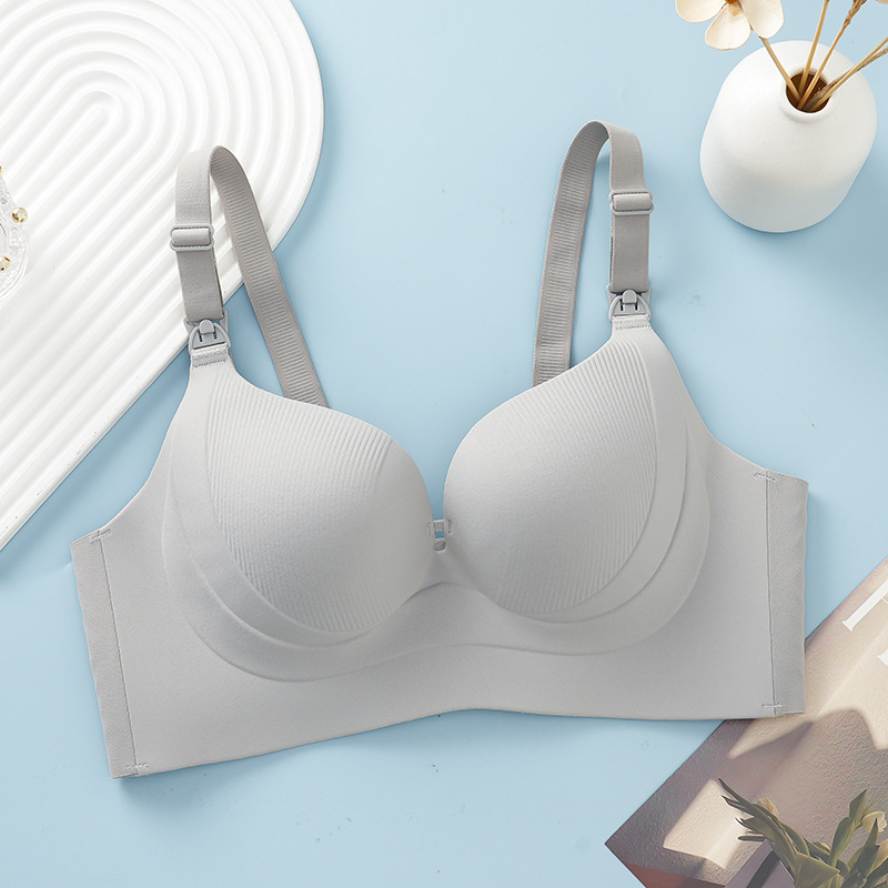 Tehotenská dojčiaca podprsenka s predným zapínaním, štyri rady zadných háčikov, pevné dvojité ramienka, tenké tvarované košíčky, hlavná tkanina 70-80% nylon, podšívka polyester 50-70%