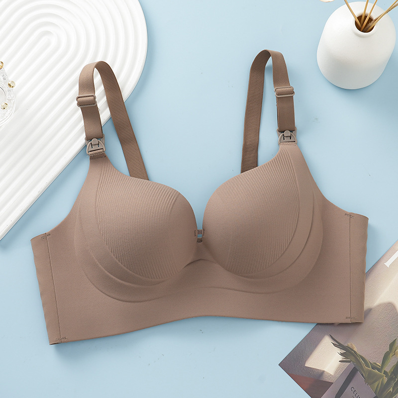 Tehotenská dojčiaca podprsenka s predným zapínaním, štyri rady zadných háčikov, pevné dvojité ramienka, tenké tvarované košíčky, hlavná tkanina 70-80% nylon, podšívka polyester 50-70%