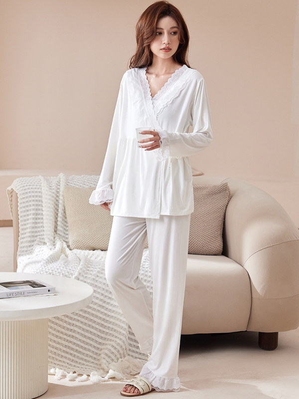 Pijamale de maternitate din Modal, cu mâneci lungi, într-un model simplu, după naștere, fără deschidere pentru alăptare; 90–95% Modal, până la 30% Spandex.