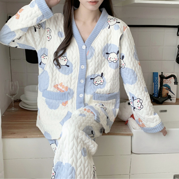 Szoptató anyáknak tervezett posztpartum pizsama kardigán stílusban, poliészter 90–95%, vastagság 251–300 g/m2, hosszú ujjú felső és nadrág, téli viselet