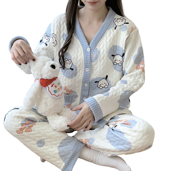 Szoptató anyáknak tervezett posztpartum pizsama kardigán stílusban, poliészter 90–95%, vastagság 251–300 g/m2, hosszú ujjú felső és nadrág, téli viselet